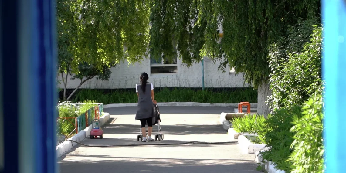 "Өзгенің баласы деген түсінік жоқ": Жауғашты түрмесінде өсіп жатқан сәбилердің тағдыры